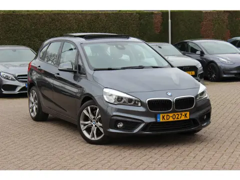 BMW 2 Serie Active Tourer 220i High Executive / Trekhaak / Panoramadak / Navigatie / 18'' / Stoelver