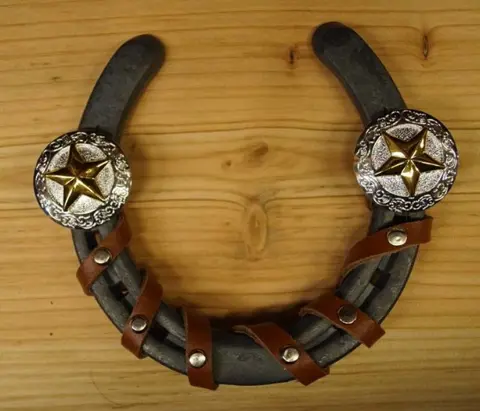Hoefijzer met Texas sterren en leer bewerkt
