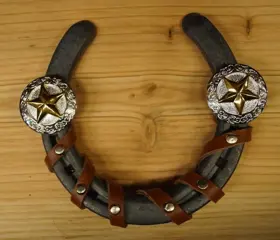 Hoefijzer met Texas sterren en leer bewerkt