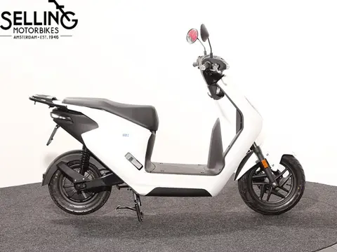 Honda EM1 e Pearl Sunbeam White NHA66 (bj 2024)