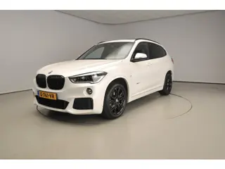 BMW X1 xDrive20i M-Sportpakket / Trekhaak / Panoramadak / LED / Camera / Active Cruise / Head-up / H