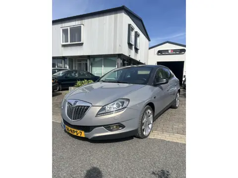 Lancia Delta 1.9-16V Twin-Turbo Platino. Keurig nette Lancia die van alle optie,s voorzien is. Prijs