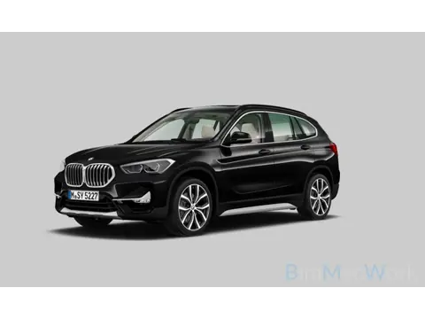 BMW X1 sDrive20i VDL Nedcar Edition | Leder | Panoramadak | H&K | 19 Inch | Head Up |