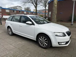 Skoda Octavia Combi 1.6 TDI Automaat Businessline Cruise Snow White