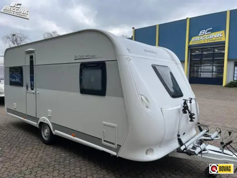 Hobby De Luxe 460 UFE FRANS BED + RONDZIT