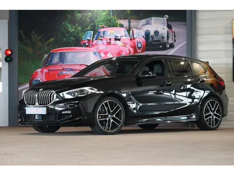 BMW 1-serie 118i Business Edition (bj 2022, automaat)