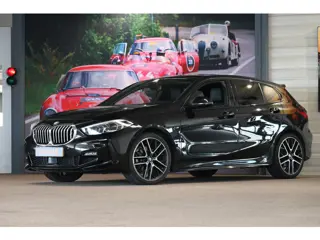 BMW 1-serie 118i Business Edition (bj 2022, automaat)