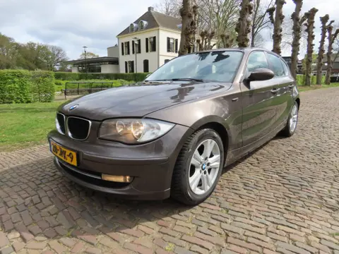 BMW 1-serie 118i Business Line Ecc Navigatie 6 Bak 5Drs Lm Velgen Trekhaak***Apk t/m 13-3-2027***