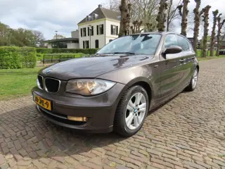BMW 1-serie 118i Business Line Ecc Navigatie 6 Bak 5Drs Lm Velgen Trekhaak***Apk t/m 13-3-2027***