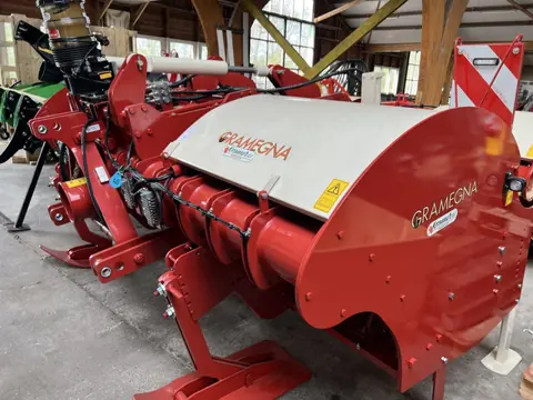 Gramegna spitmachine type 40x 350 met smeersysteem en hydaulische hef bovenover