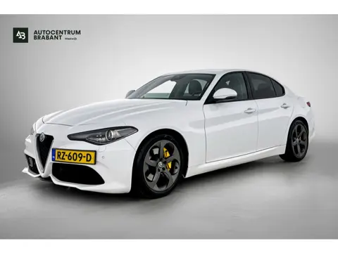 Alfa Romeo Giulia 2.0T Super Veloce-pakket(NL-auto, Navi, Stoel/Stuur VerW, Camera, Parkeersensoren,