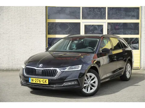 Škoda Octavia Combi 1.5 TSI 150PK! First Edition BJ2021 Lmv 17" | Led V+A | Dynamische knipperlichte