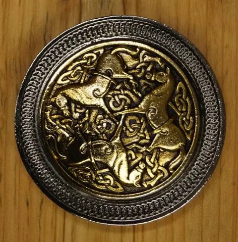 Celtic buckle " Inverurie horses "