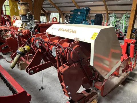 Gramegna type 45 320 met smeersysteem en hydraulische hef