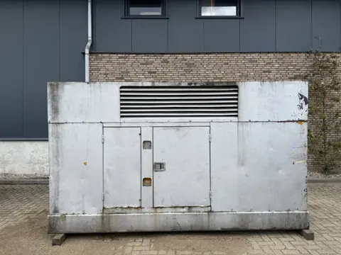 John Deere 6101 HF 010 Leroy Somer 300 kVA Silent generatorset