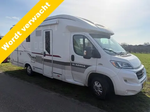 Adria MATRIX M 670SL Met enkele bedden en slechts 65.000 Km!