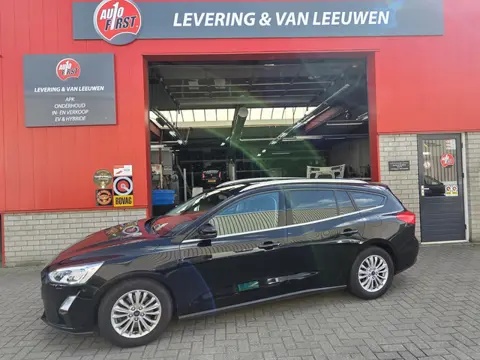 Ford Focus Wagon 1.5 EcoBoost Titanium Automaat/ Trekhaak/ Parkeersensoren achter/ Stoel en voorruit