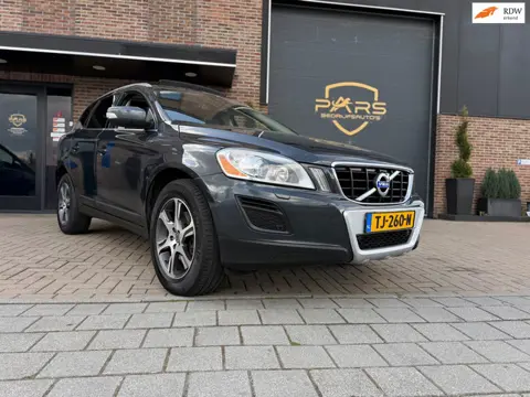 Volvo XC60 3.0 T6 AWD 4x4 305PK Momentum Automaat Panorama Dak Airco Navi Cruise Trekhaak
