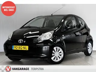 Toyota Aygo 1.0-12V +/ C.V.Afstand/ Elek.Pakket/ Radio-CD+AUX/ Bumpers In Kleur/ Metallic Lak/ Deelb
