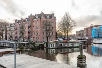 Woning aan de Hugo de Grootkade te Amsterdam