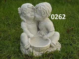 Jongen kus het meisje. nr 0262.