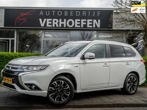 Mitsubishi Outlander 2.0 PHEV instyle+ - PANO - 360 CAMERA - STUUR / STOELVERWARMING - TREKHAAK - LE