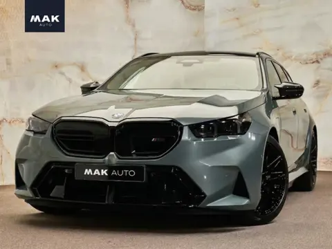 BMW M5 Touring V8 M Hybrid, Sonderlackierung, Ultimate Package, ceramic, pano, B&W, 21", stl.ventila