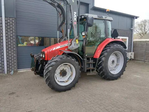 Massey Ferguson 5455 Dyna-4 met Voorlader