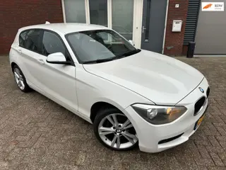 BMW 1-serie 114i Business+ / Clima / 18 inch / PDC / Stoelverwarming