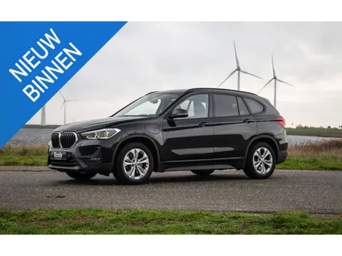 BMW X1 xDrive25e Executive CAMERA / CARPLAY / HEAD UP DISPLAY / LEDER / LED / CRUISE CONTROLE / STOE