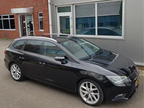 SEAT Leon ST 1.6 Tdi Sport Navi 1/2 Leder Led 18" Trekhaak