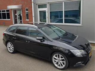 SEAT Leon ST 1.6 Tdi Sport Navi 1/2 Leder Led 18" Trekhaak