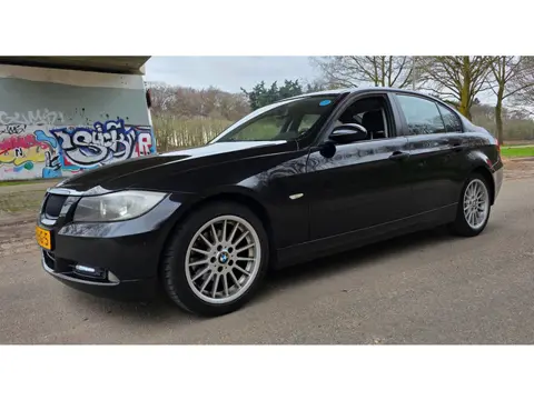 BMW 3-serie 318i - Lekt olie - Rijdt perfect APK 05-11-2026