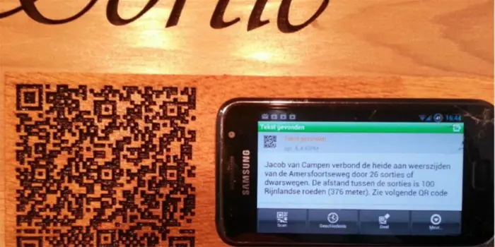 Graveren van QR code op glas, steen en hout