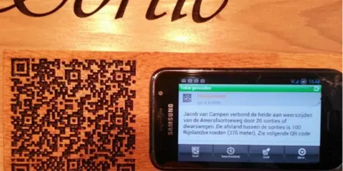 Graveren van QR code op glas, steen en hout