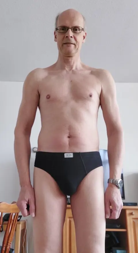 Zoek een vrouw om met lingerie te spelen.