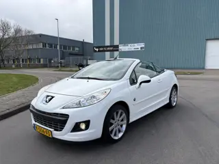 Peugeot 207 CC 1.6 VTi Roland Garros 120 PK. Prachtige en als nieuw rijdende auto met slechts 120.00