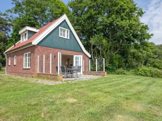 Vrijstaand vakantiehuis met weids uitzicht aan de bosrand