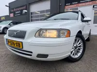 Volvo V70 2.4 in automaat met leer en trekhaak en airco en cruise controle en goed onderhouden