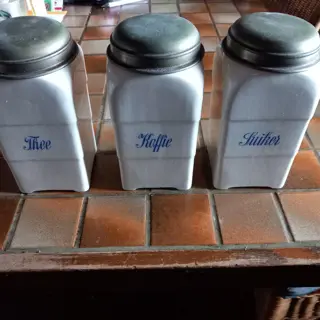 aardenwerk , voorraadpotten, met zinken??? deksel