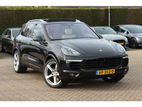 Porsche Cayenne 3.0 S E-Hybrid / Trekhaak / Panoramadak / Luxe Leder / Luchtvering / Bose / 21'' / K