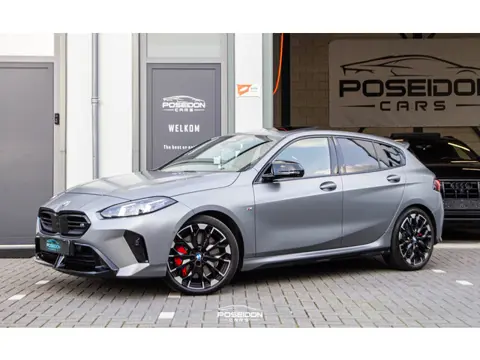 BMW 1-serie M135i xDrive PANO | KEYLESS | HARMAN/KARDON | MATTGRIJS | BOMVOLL!!