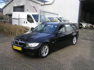 BMW 3-serie Touring 320i airco navigatie als de motor warm is rook de iets motor maar rijd zeer goed