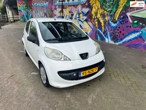Peugeot 107 1.0-12V XR 5 deuren stereo rijd heerlijk geen optie's erop is helaas basic uitvoering 18
