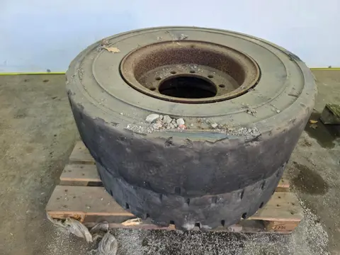 Massive Rubber Tires 315/80 R22.5 Massive Rubber Tires 315/80 R22.5 Bandenset – Truckband PM2859