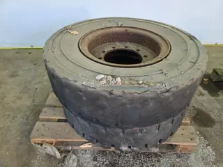 Massive Rubber Tires 315/80 R22.5 Massive Rubber Tires 315/80 R22.5 Bandenset – Truckband PM2859