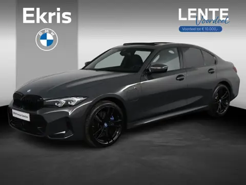 BMW 3-serie 320e BMW 320e Sedan M Sport | Glazen Schuif-/kanteldak | Trekhaak Elektrisch | Harman Ka