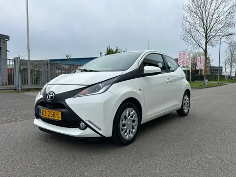Toyota Aygo 1.0 VVT-i x-play Camera/Navi/Led/Carplay/Airco