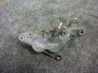 REMKLAUW RECHTS VOOR Triumph Sprint ST 955 1999 - 2005