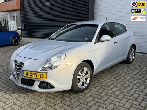 Alfa Romeo Giulietta 1.4 Turbo | Automaat Slipt! | Clima | CC| Metalic | Navigatie |
